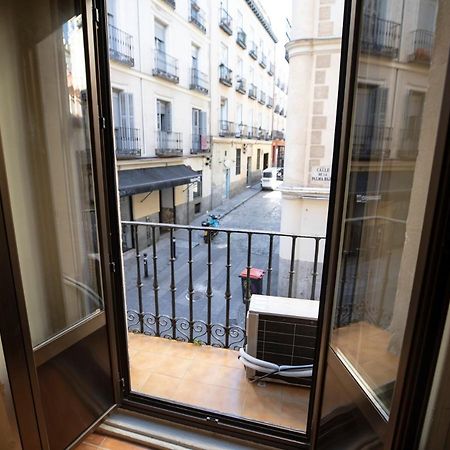 เพนชั่น โลส เปราเลส Hotel มาดริด ภายนอก รูปภาพ A French window
