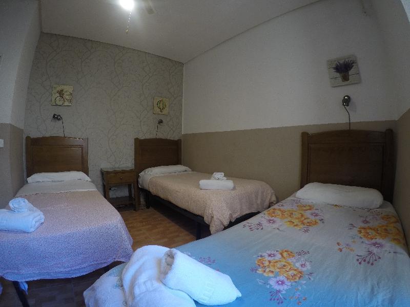 เพนชั่น โลส เปราเลส Hotel มาดริด ภายนอก รูปภาพ A room at the hotel