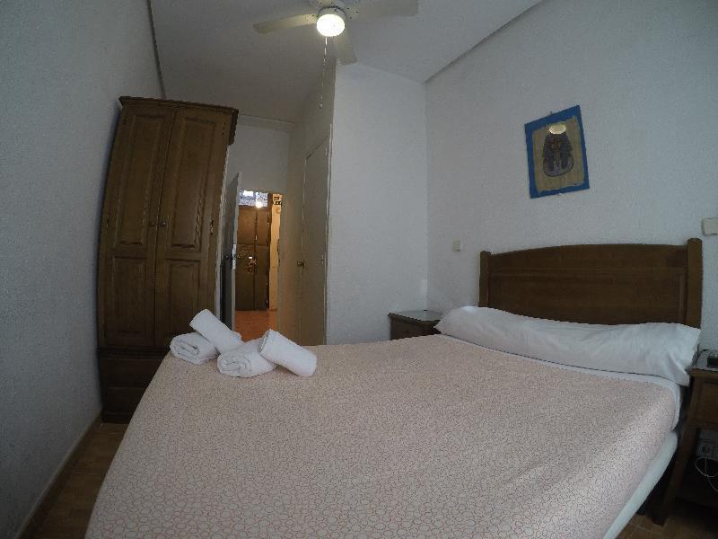 เพนชั่น โลส เปราเลส Hotel มาดริด ภายนอก รูปภาพ A bedroom in a hotel