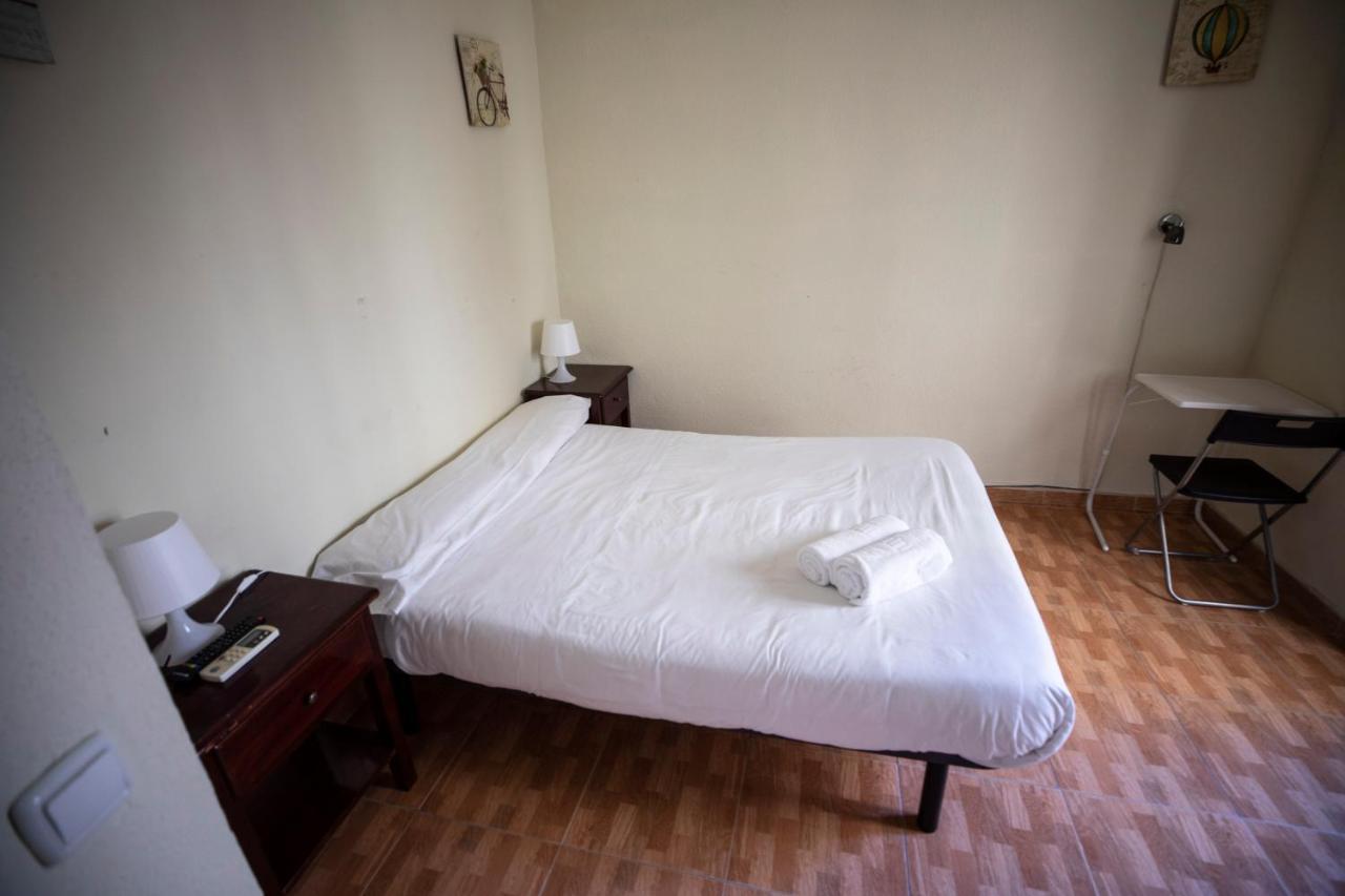 เพนชั่น โลส เปราเลส Hotel มาดริด ภายนอก รูปภาพ A room at the hotel