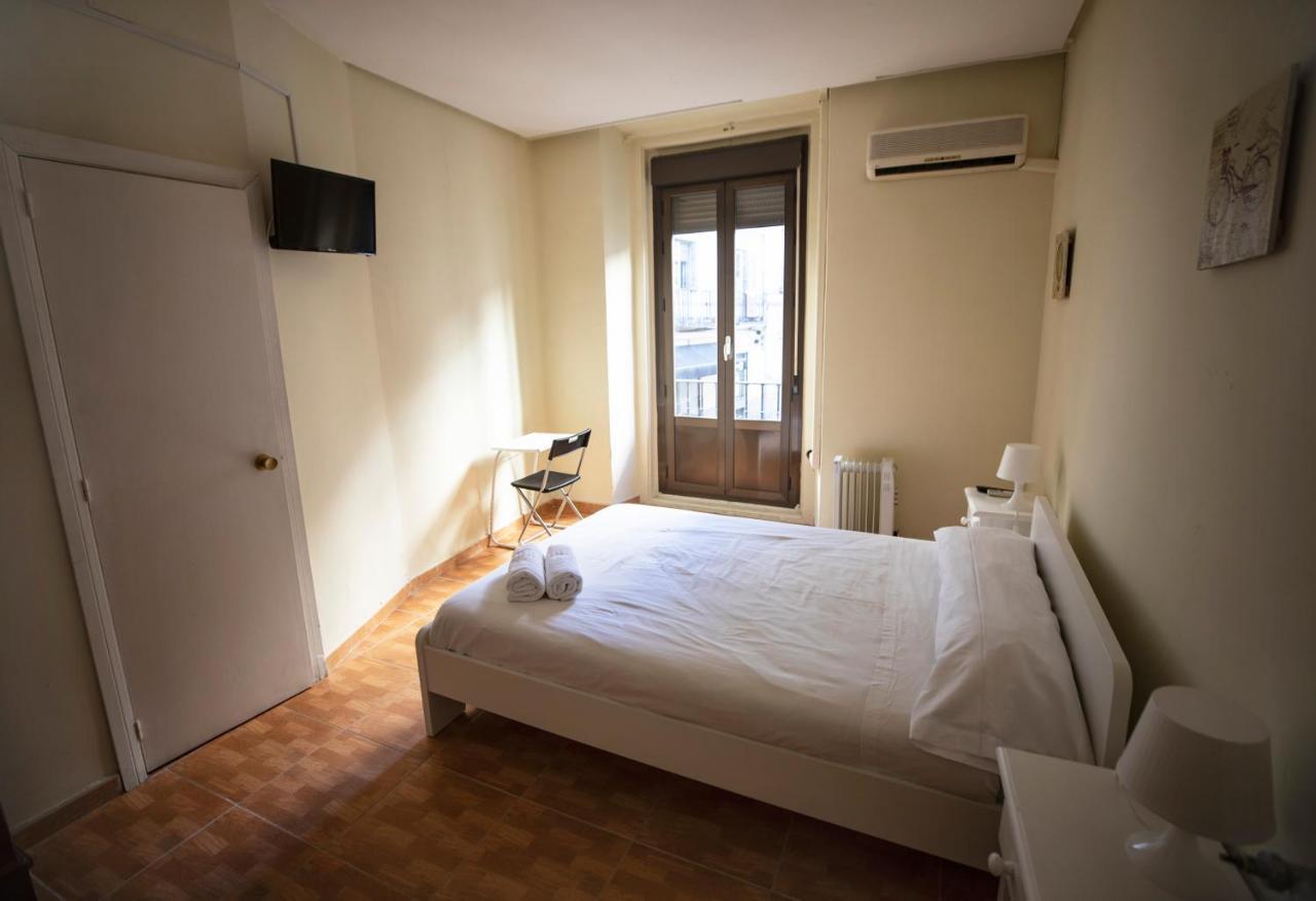 เพนชั่น โลส เปราเลส Hotel มาดริด ภายนอก รูปภาพ A room at the hotel