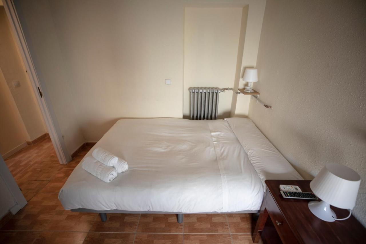 เพนชั่น โลส เปราเลส Hotel มาดริด ภายนอก รูปภาพ A room at the hotel