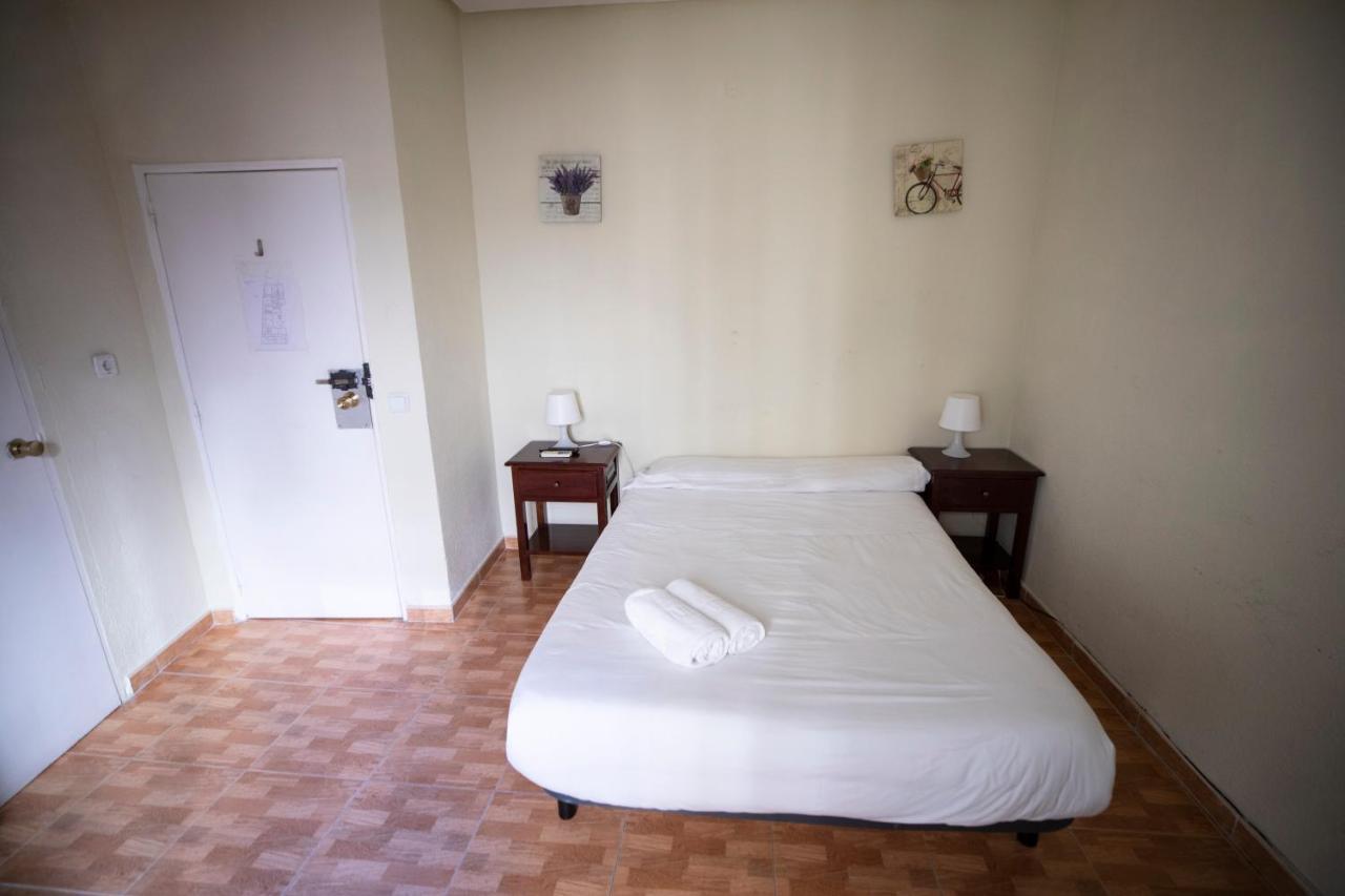 เพนชั่น โลส เปราเลส Hotel มาดริด ภายนอก รูปภาพ A room at the hostel