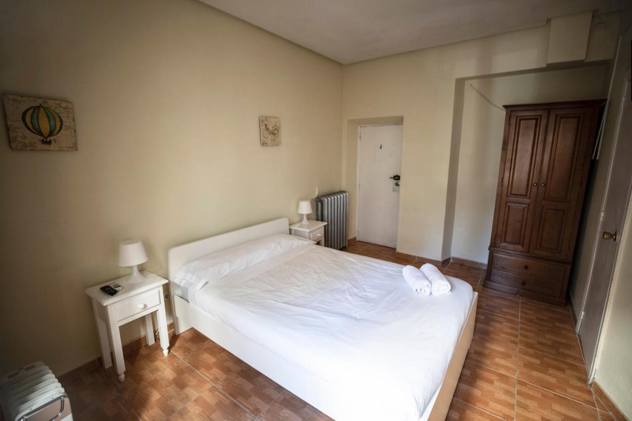 เพนชั่น โลส เปราเลส Hotel มาดริด ภายนอก รูปภาพ A room at the hotel