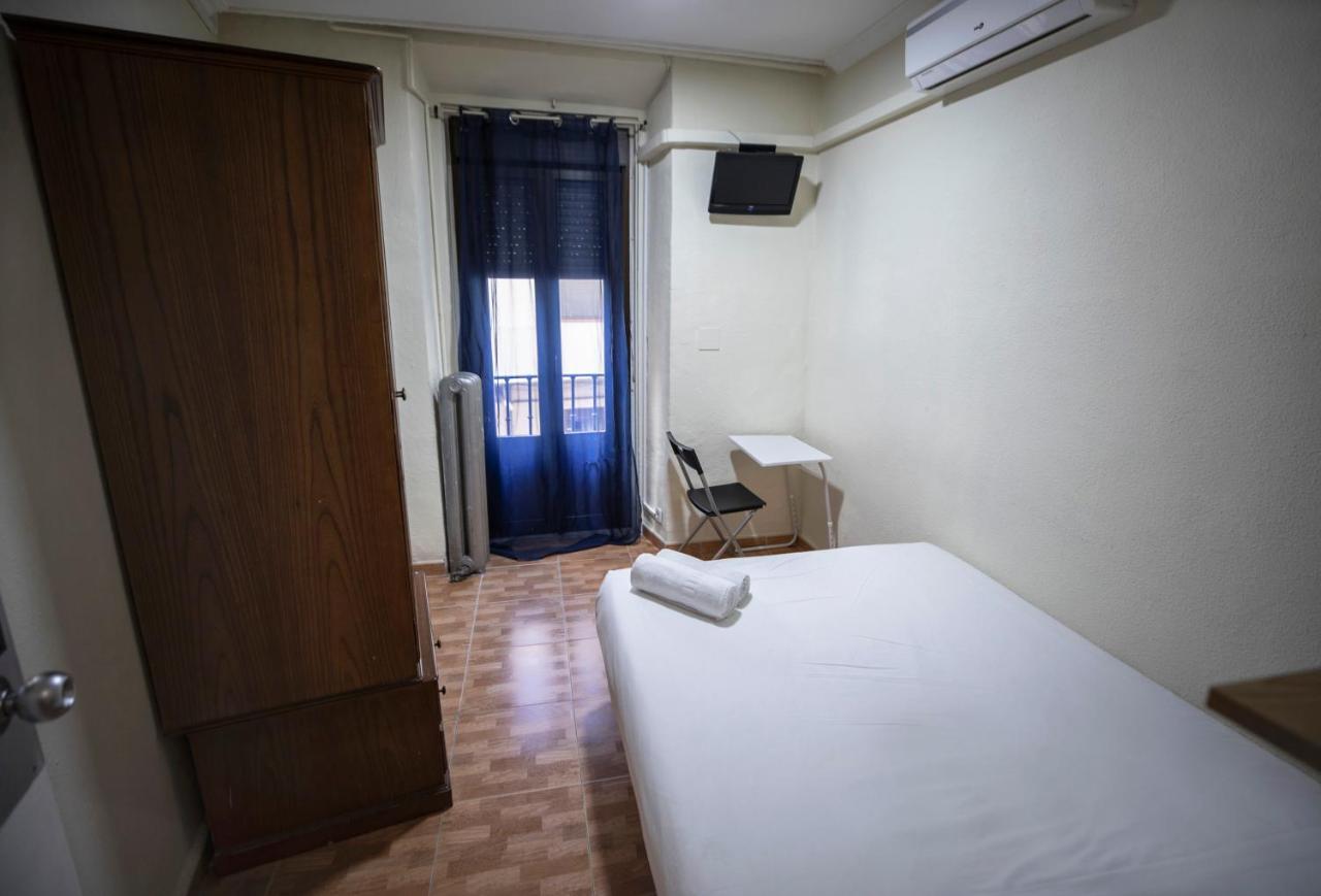 เพนชั่น โลส เปราเลส Hotel มาดริด ภายนอก รูปภาพ A room at the hostel