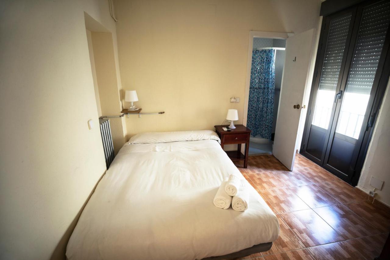 เพนชั่น โลส เปราเลส Hotel มาดริด ภายนอก รูปภาพ A single room in a hotel