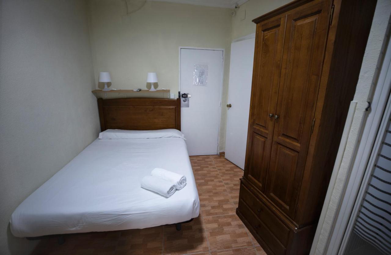 เพนชั่น โลส เปราเลส Hotel มาดริด ภายนอก รูปภาพ A room at the hotel