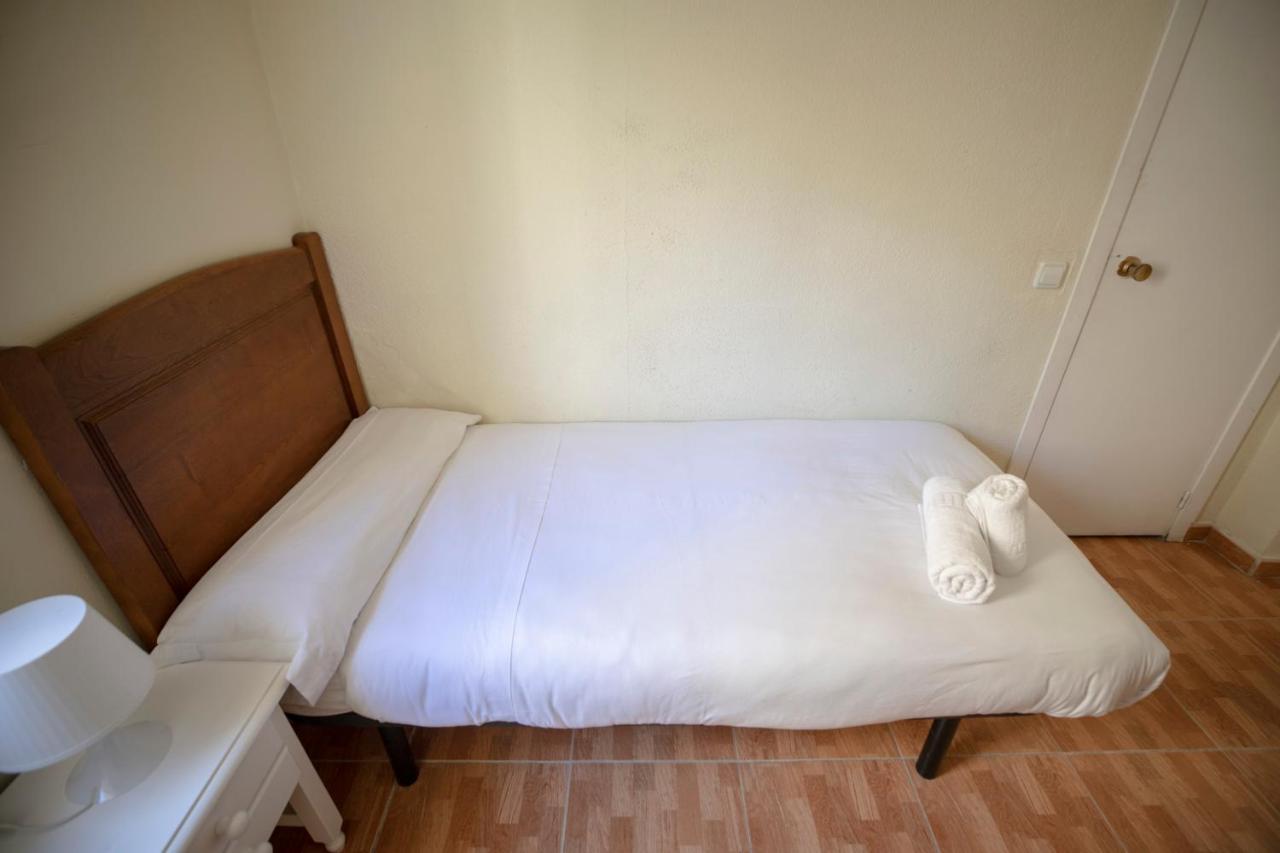 เพนชั่น โลส เปราเลส Hotel มาดริด ภายนอก รูปภาพ A single bed