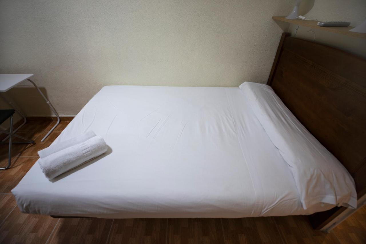 เพนชั่น โลส เปราเลส Hotel มาดริด ภายนอก รูปภาพ A bed with a sheet