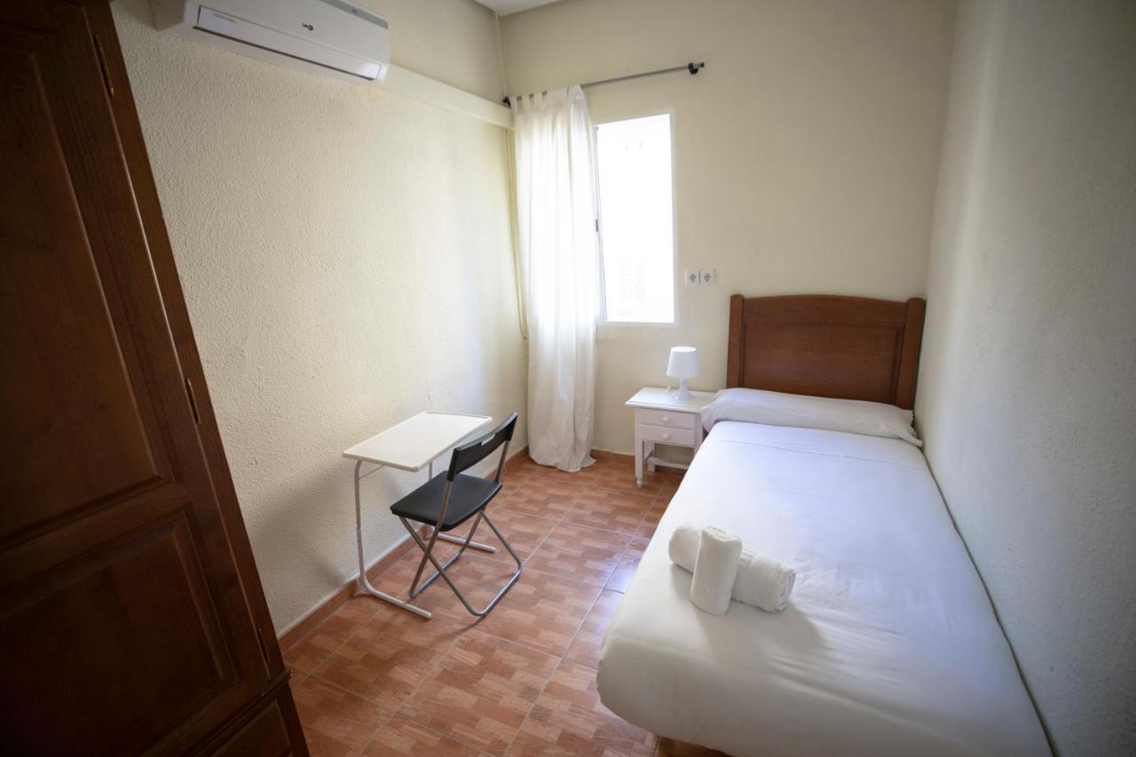 เพนชั่น โลส เปราเลส Hotel มาดริด ภายนอก รูปภาพ A single room at a hostel in Spain