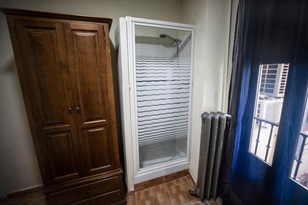เพนชั่น โลส เปราเลส Hotel มาดริด ภายนอก รูปภาพ A shower enclosure