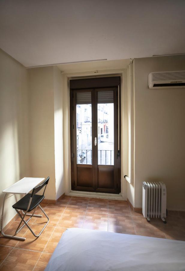 เพนชั่น โลส เปราเลส Hotel มาดริด ภายนอก รูปภาพ A French window