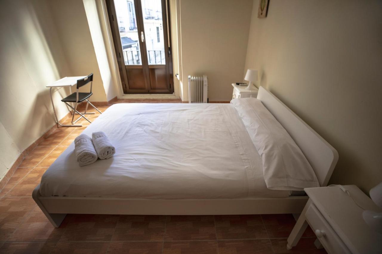 เพนชั่น โลส เปราเลส Hotel มาดริด ภายนอก รูปภาพ A bedroom