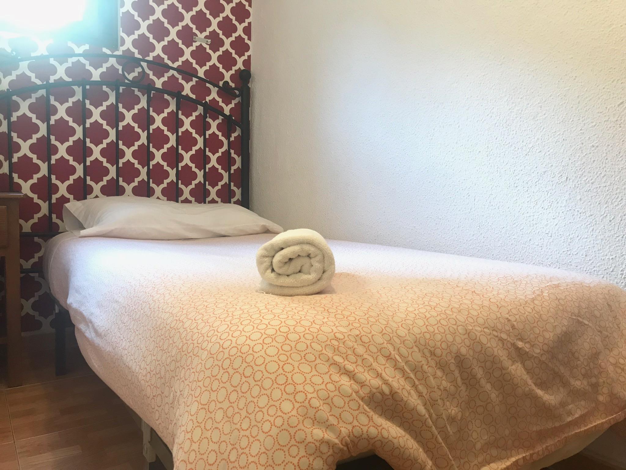 เพนชั่น โลส เปราเลส Hotel มาดริด ภายนอก รูปภาพ A bed with a rolled towel
