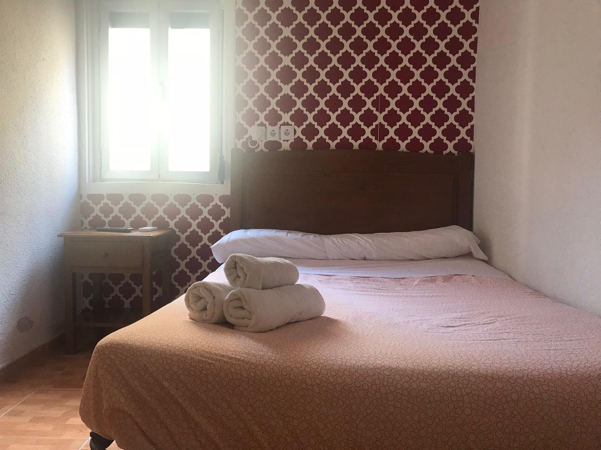 เพนชั่น โลส เปราเลส Hotel มาดริด ภายนอก รูปภาพ A guest room at the hotel