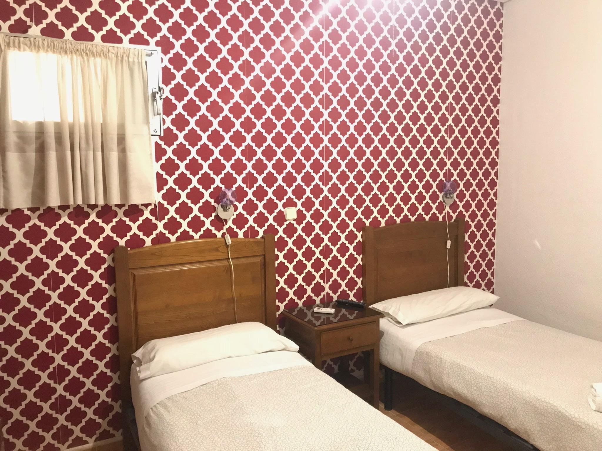 เพนชั่น โลส เปราเลส Hotel มาดริด ภายนอก รูปภาพ A room at the hotel