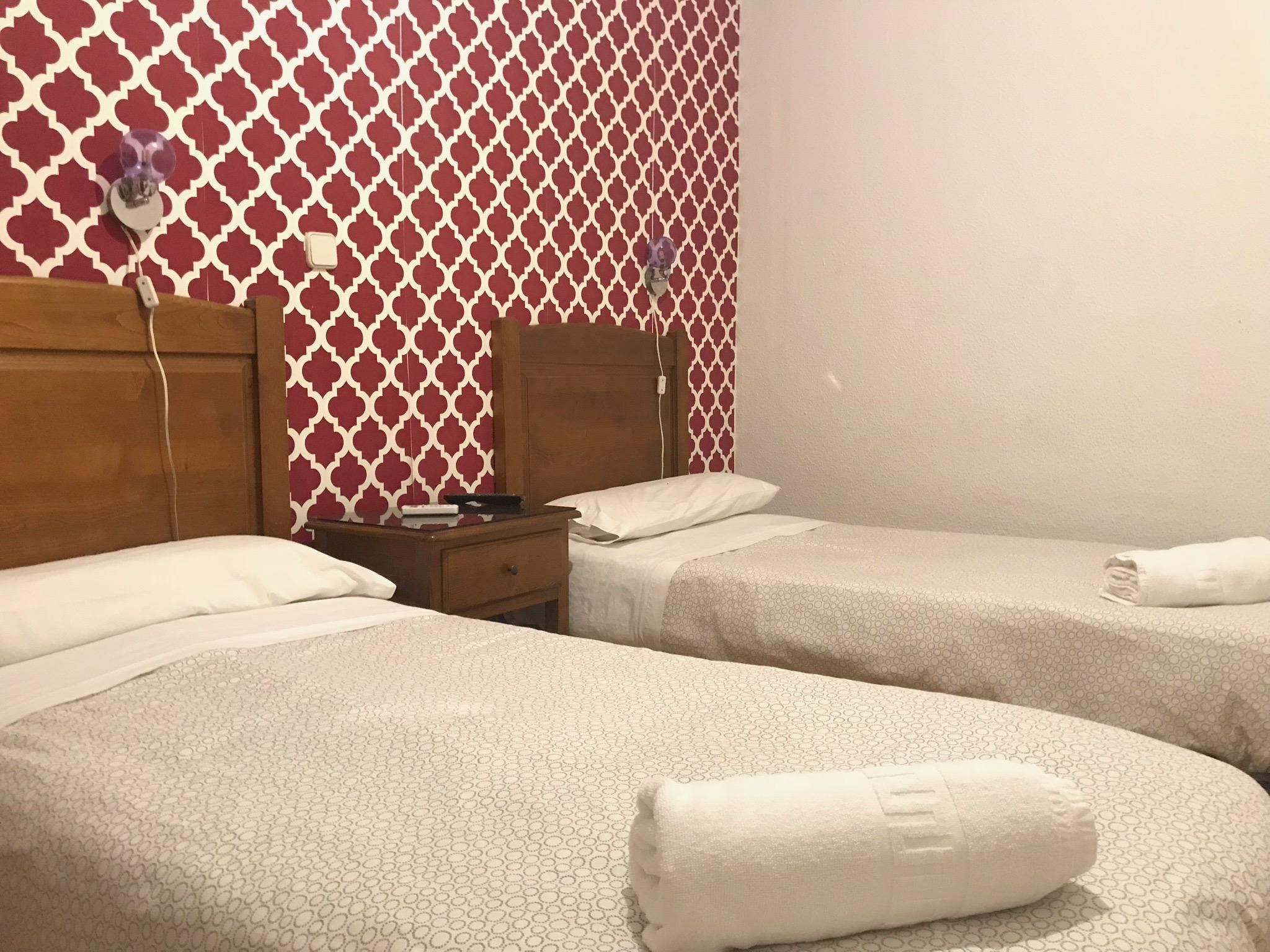 เพนชั่น โลส เปราเลส Hotel มาดริด ภายนอก รูปภาพ A room at the hotel