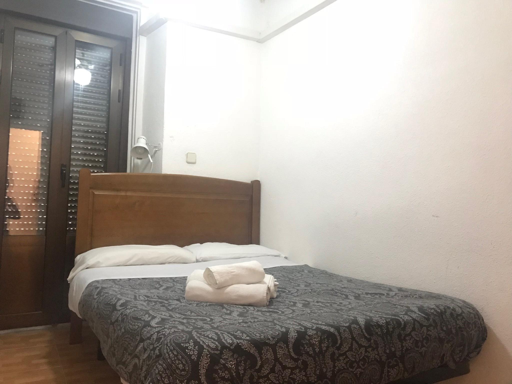 เพนชั่น โลส เปราเลส Hotel มาดริด ภายนอก รูปภาพ A room at the hotel