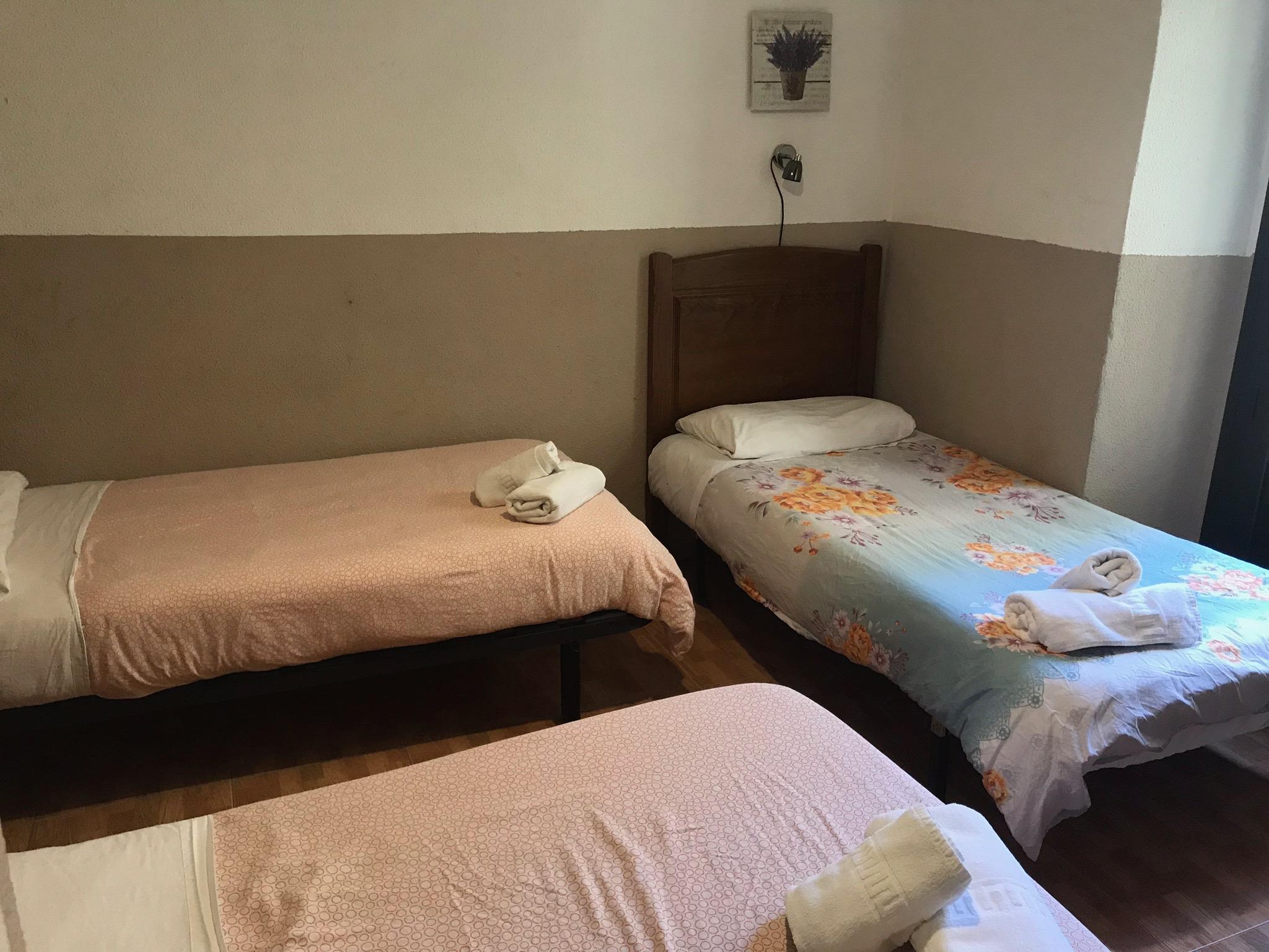 เพนชั่น โลส เปราเลส Hotel มาดริด ภายนอก รูปภาพ A room at the hotel