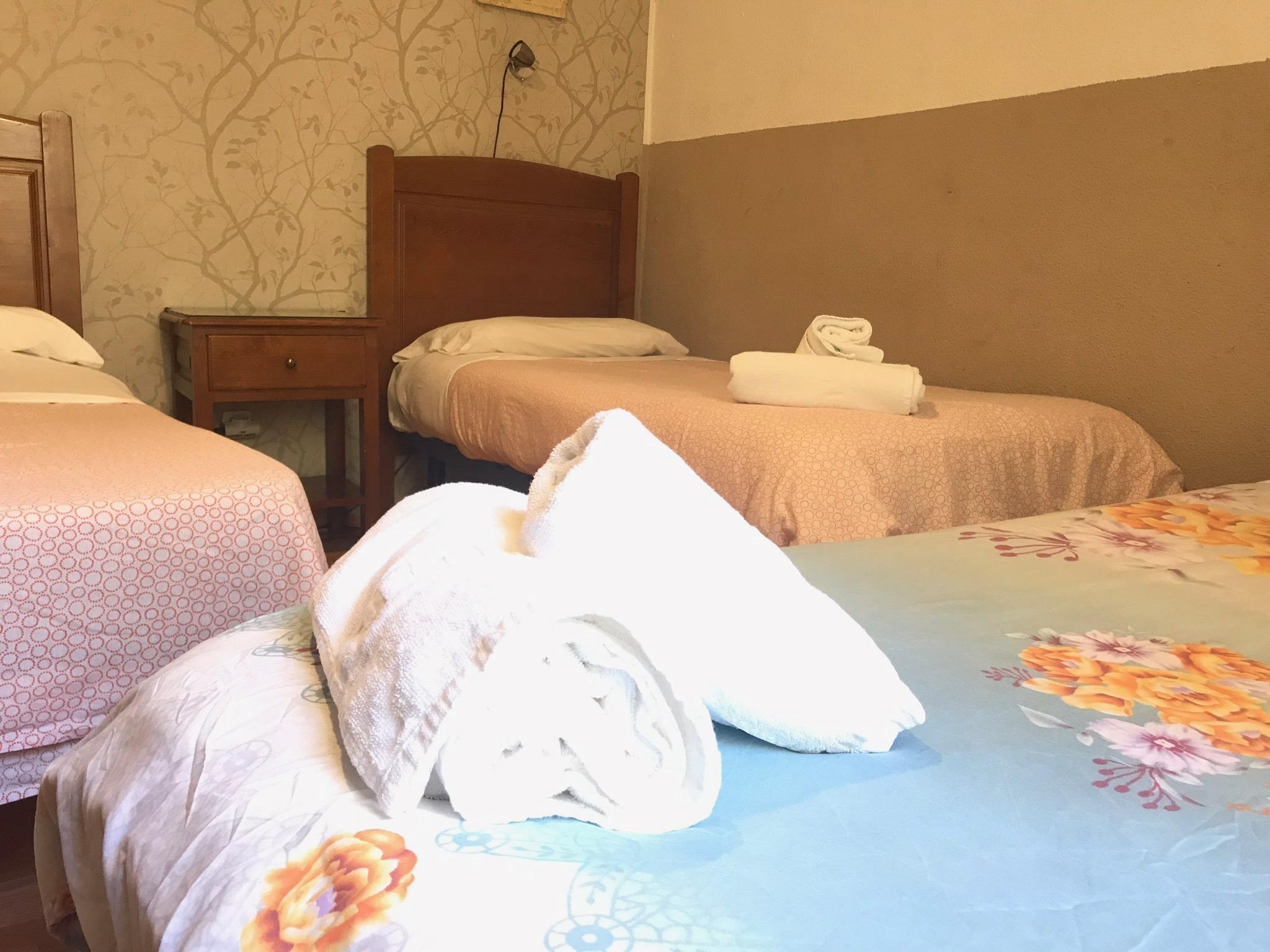 เพนชั่น โลส เปราเลส Hotel มาดริด ภายนอก รูปภาพ A room at the hotel