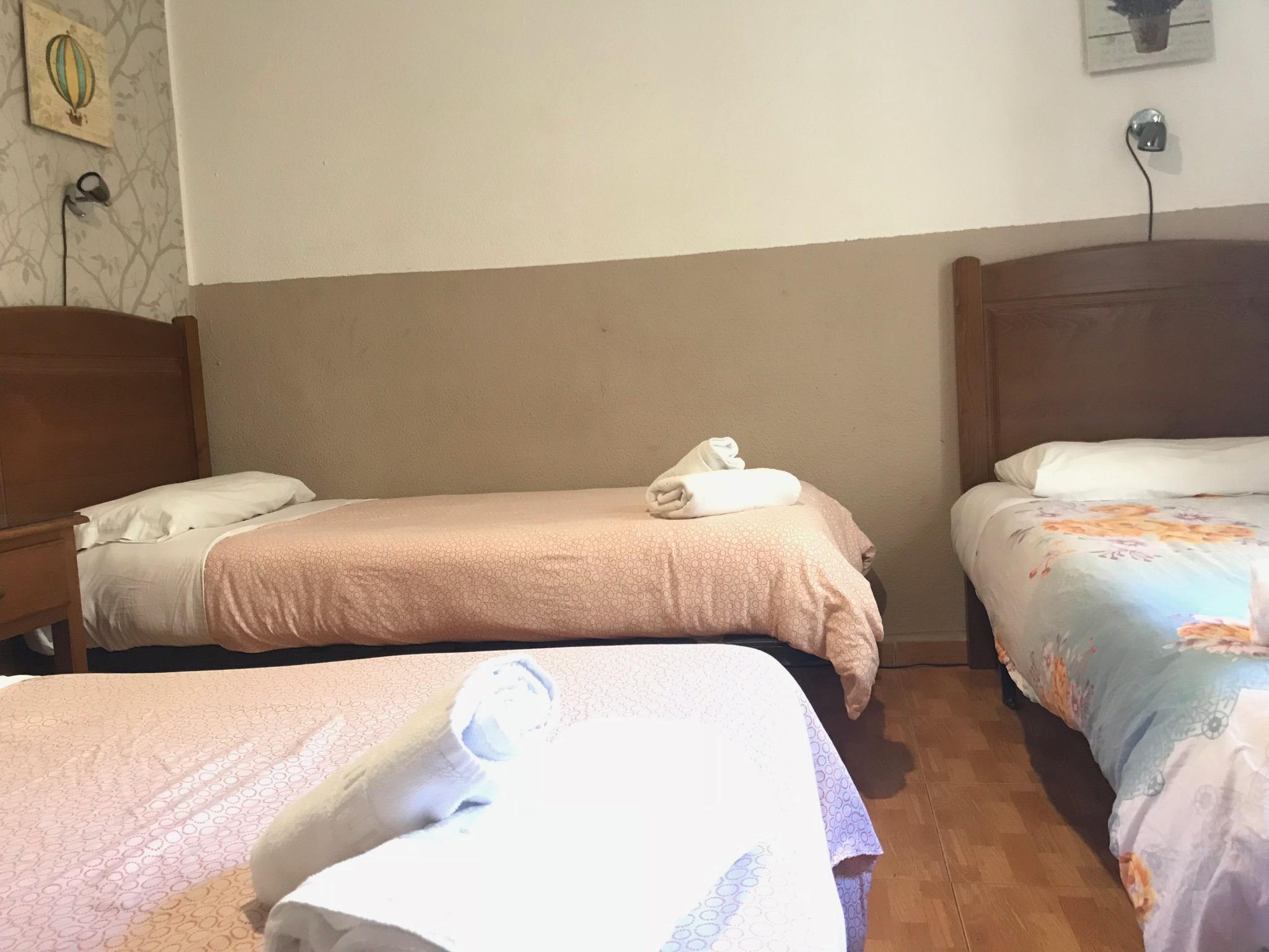 เพนชั่น โลส เปราเลส Hotel มาดริด ภายนอก รูปภาพ A room at the hotel