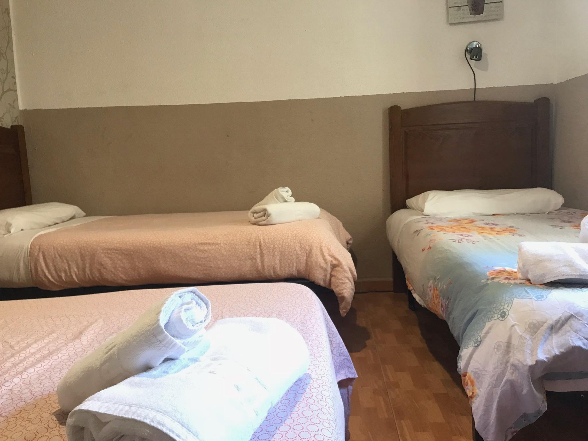 เพนชั่น โลส เปราเลส Hotel มาดริด ภายนอก รูปภาพ A room at the hotel