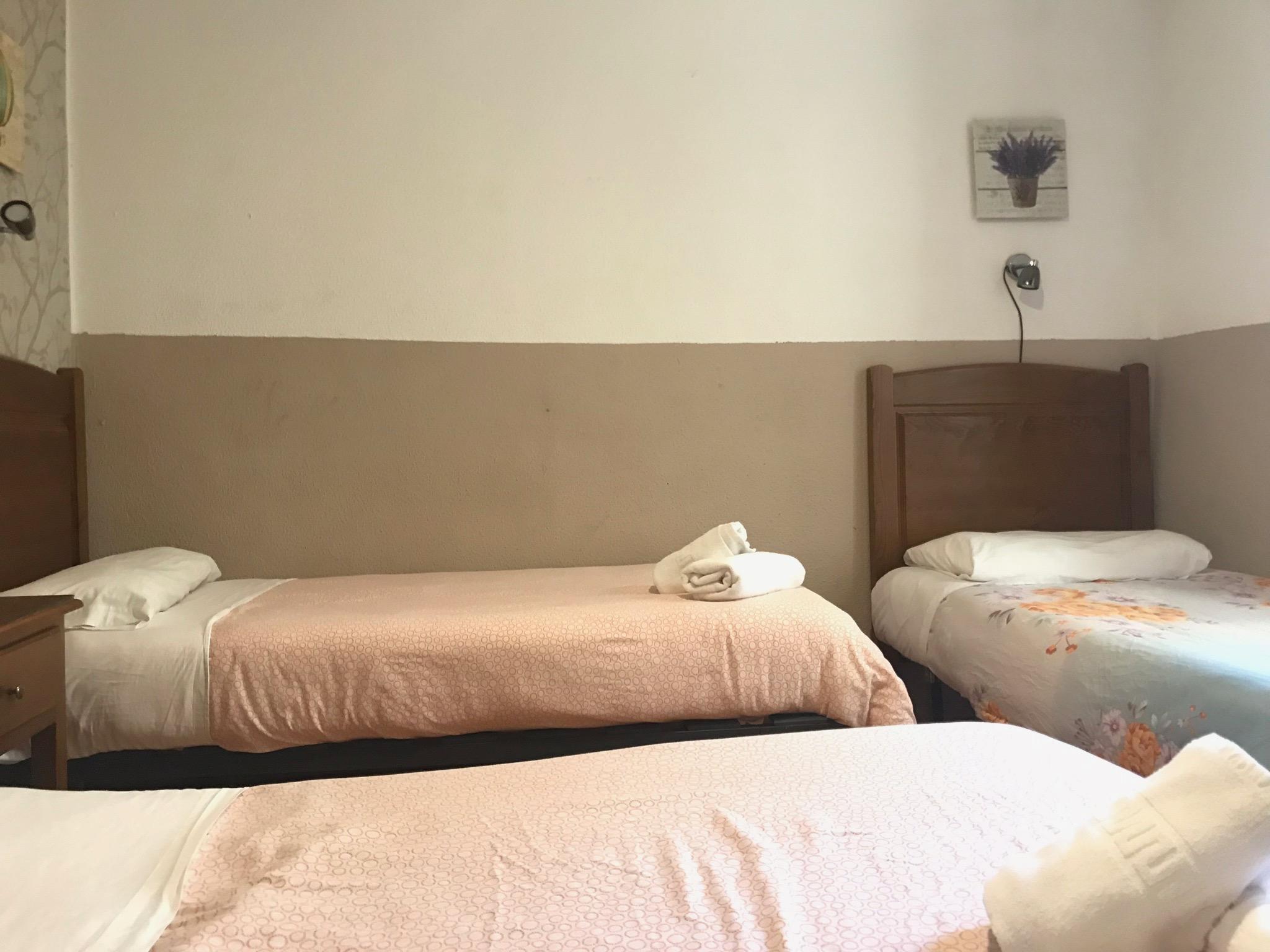เพนชั่น โลส เปราเลส Hotel มาดริด ภายนอก รูปภาพ A room at the hotel
