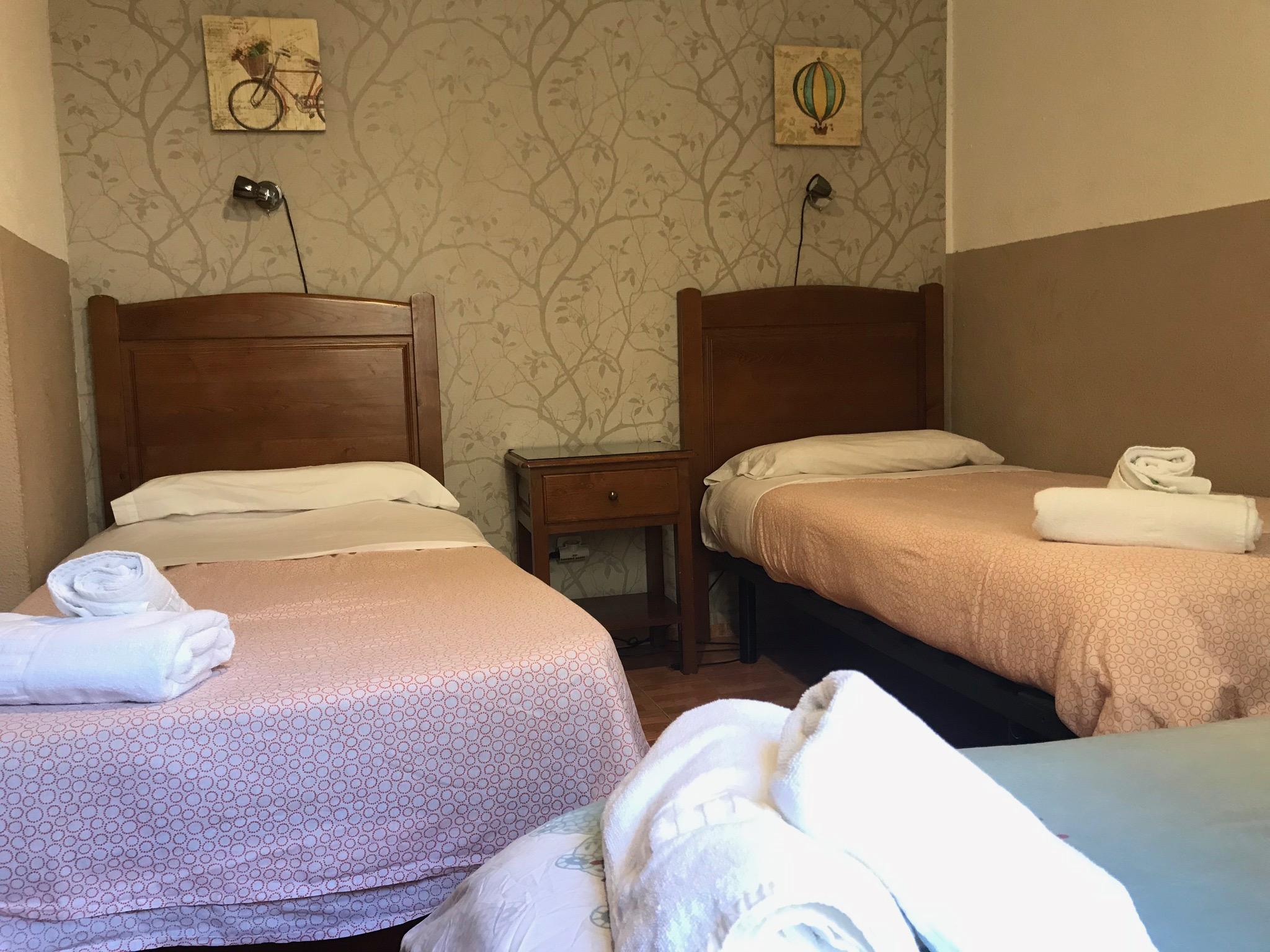 เพนชั่น โลส เปราเลส Hotel มาดริด ภายนอก รูปภาพ A typical room at the hotel