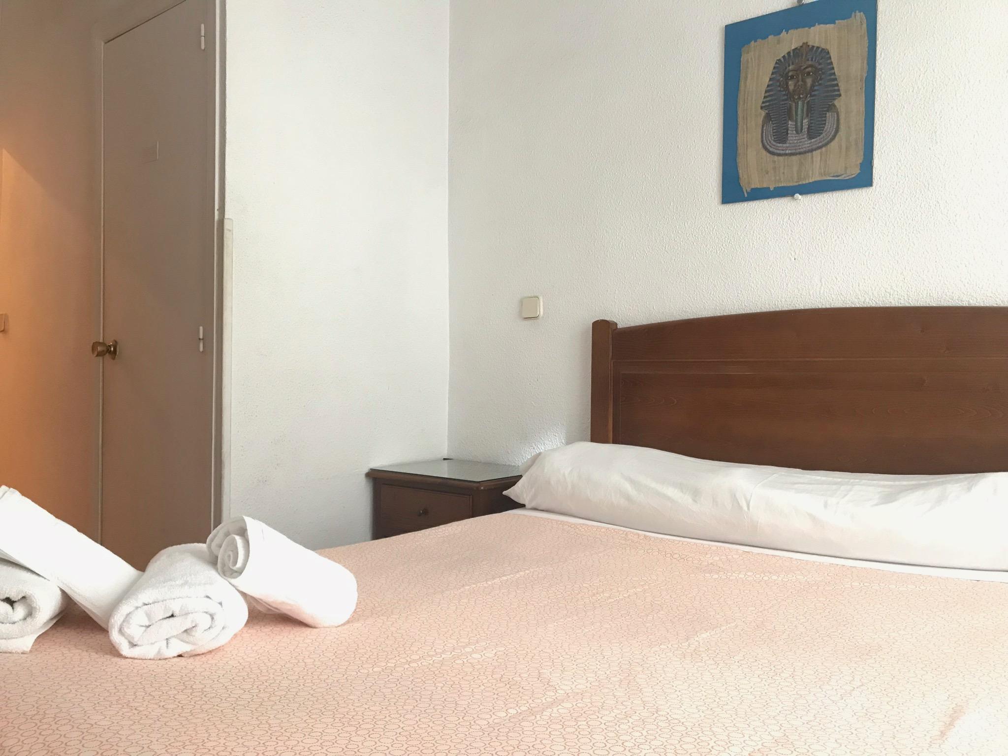 เพนชั่น โลส เปราเลส Hotel มาดริด ภายนอก รูปภาพ A bedroom at the hotel