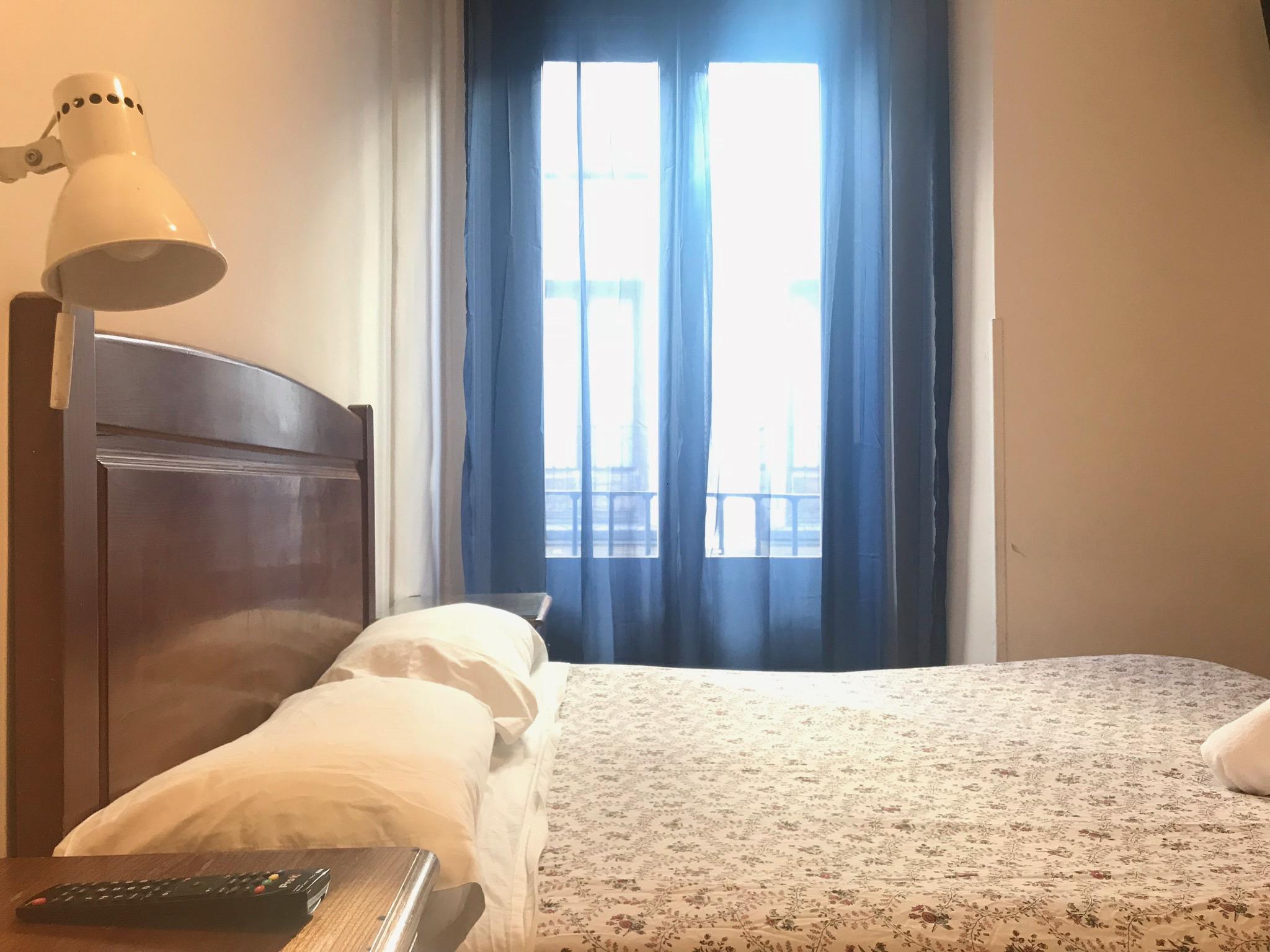 เพนชั่น โลส เปราเลส Hotel มาดริด ภายนอก รูปภาพ A bedroom in a hotel