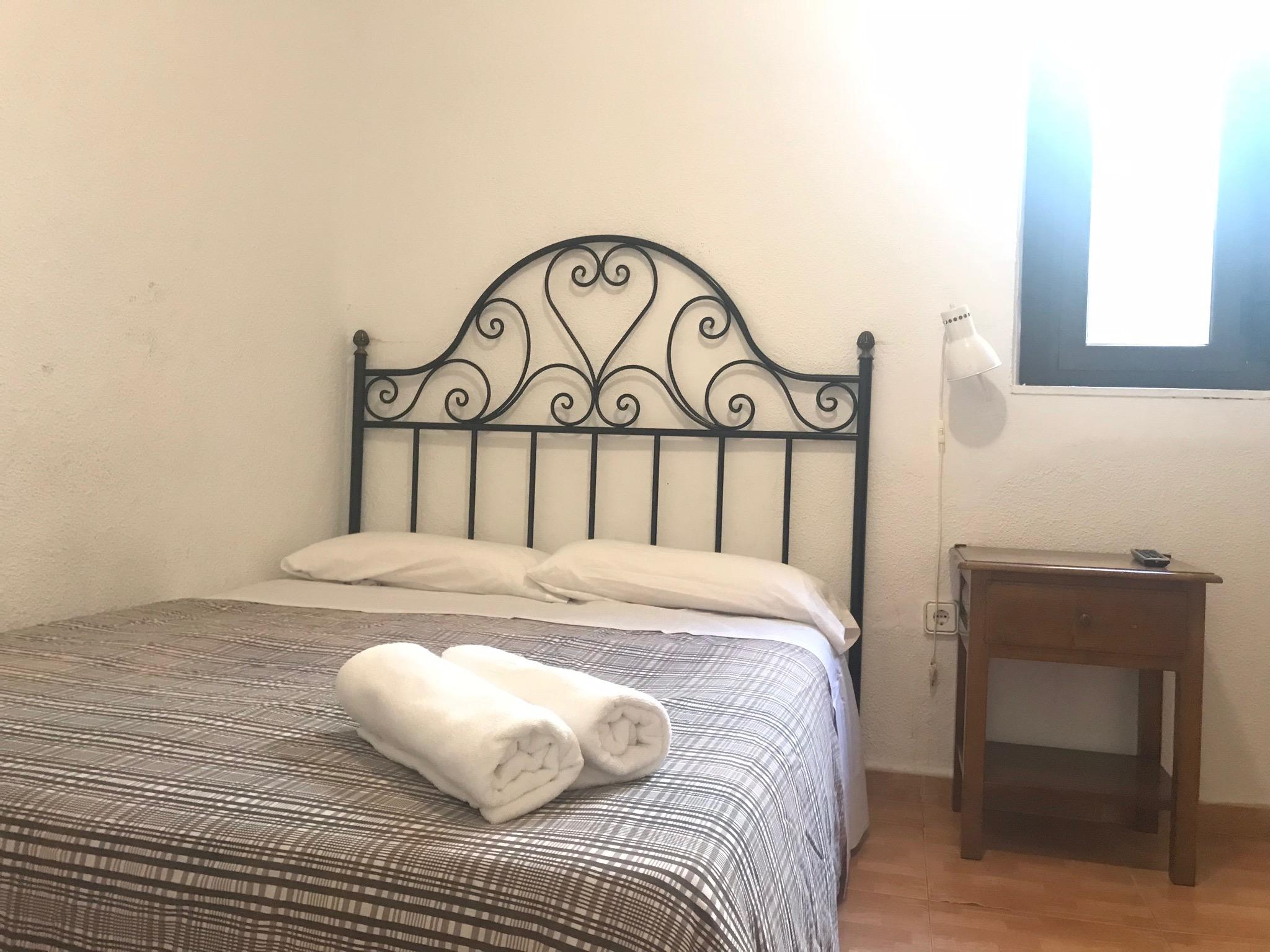 เพนชั่น โลส เปราเลส Hotel มาดริด ภายนอก รูปภาพ A guest room at the hotel