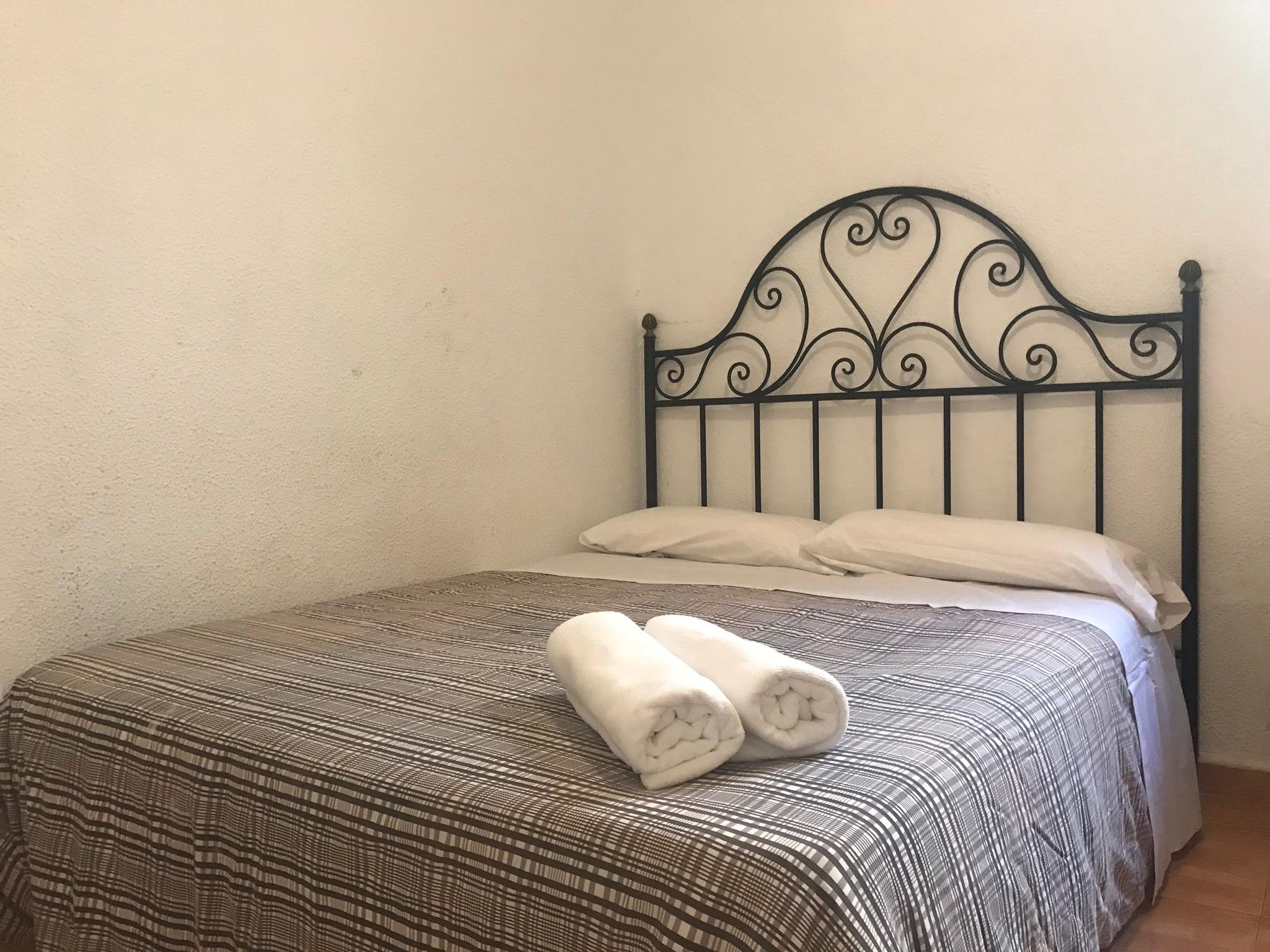 เพนชั่น โลส เปราเลส Hotel มาดริด ภายนอก รูปภาพ A bed with a wrought iron headboard