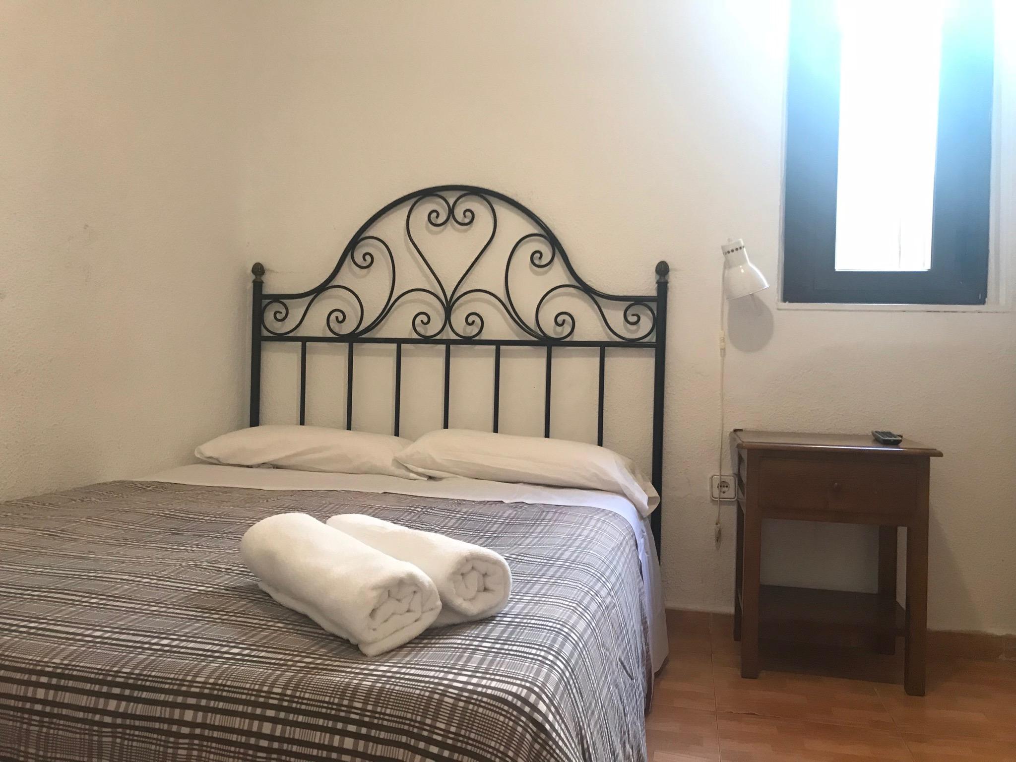 เพนชั่น โลส เปราเลส Hotel มาดริด ภายนอก รูปภาพ A bedroom in a hostel