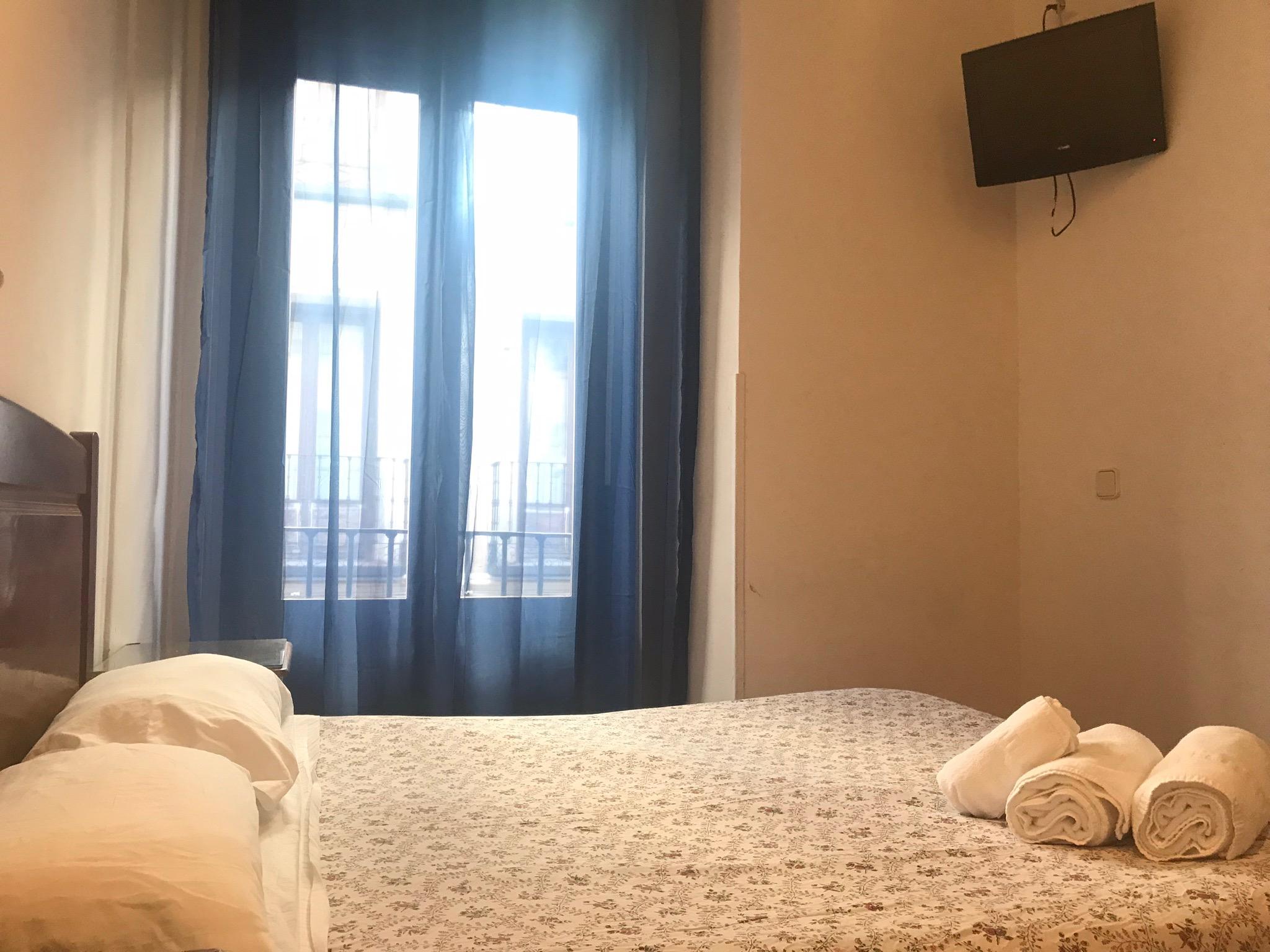 เพนชั่น โลส เปราเลส Hotel มาดริด ภายนอก รูปภาพ A room at the hotel