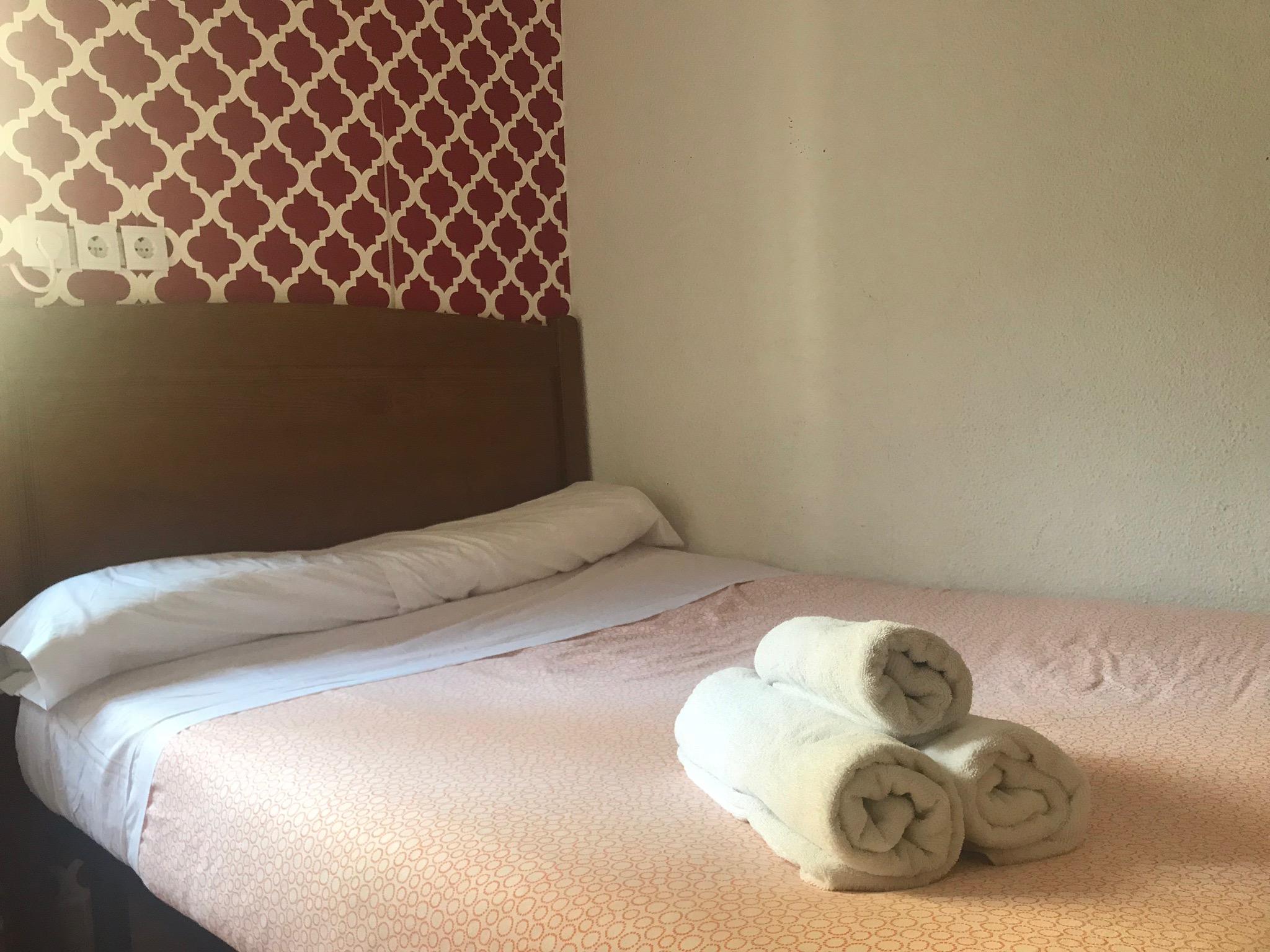 เพนชั่น โลส เปราเลส Hotel มาดริด ภายนอก รูปภาพ A bed with towels