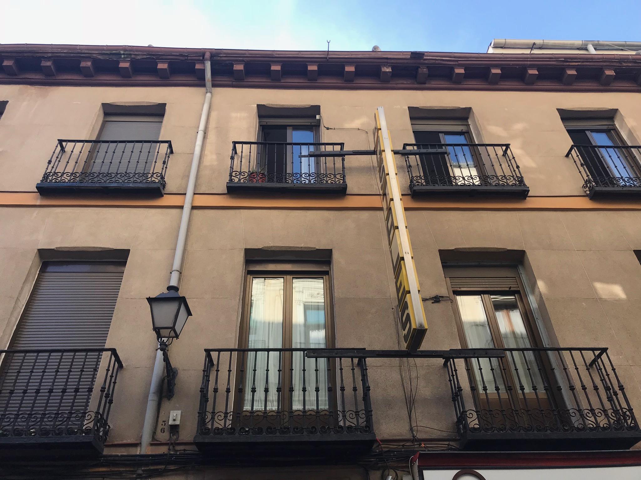 เพนชั่น โลส เปราเลส Hotel มาดริด ภายนอก รูปภาพ The house of Francisco de Quevedo in Madrid