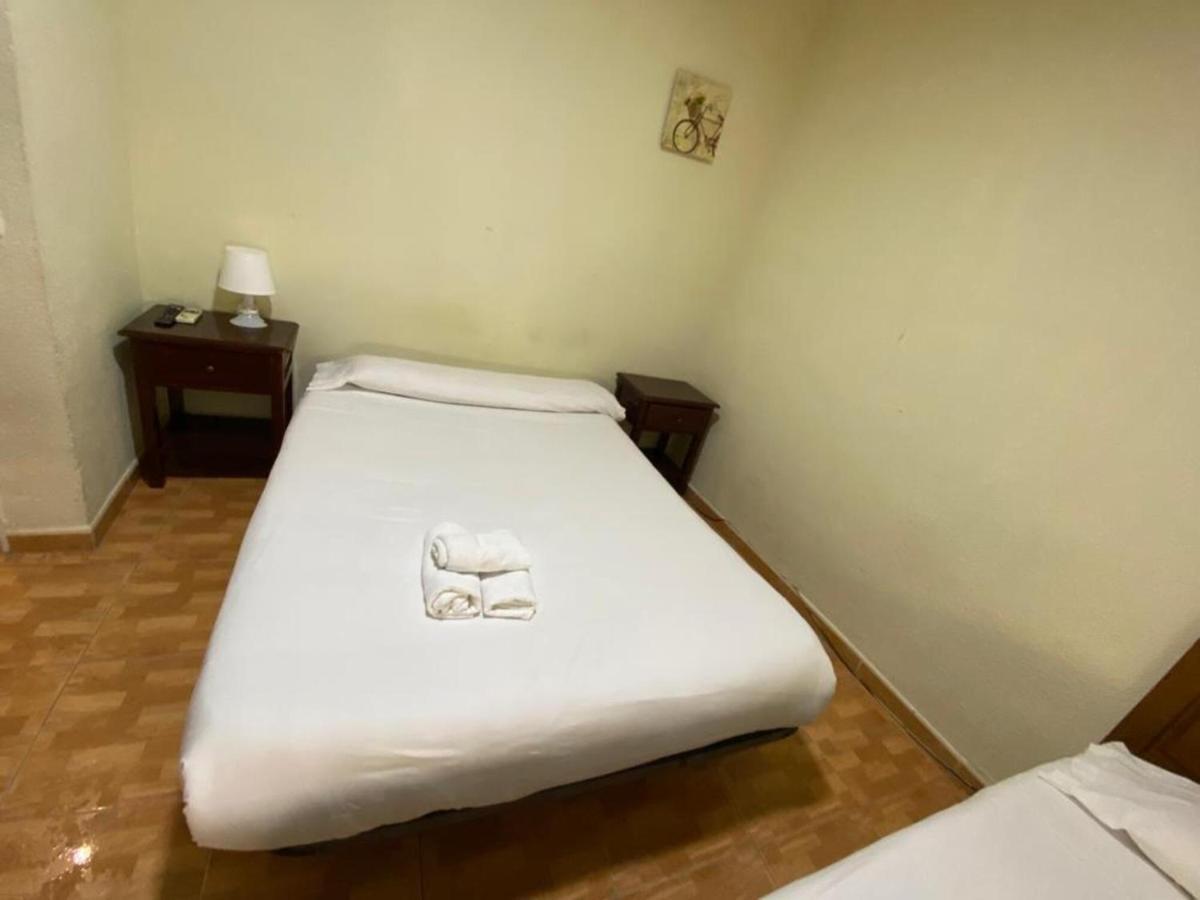 เพนชั่น โลส เปราเลส Hotel มาดริด ภายนอก รูปภาพ A single bed