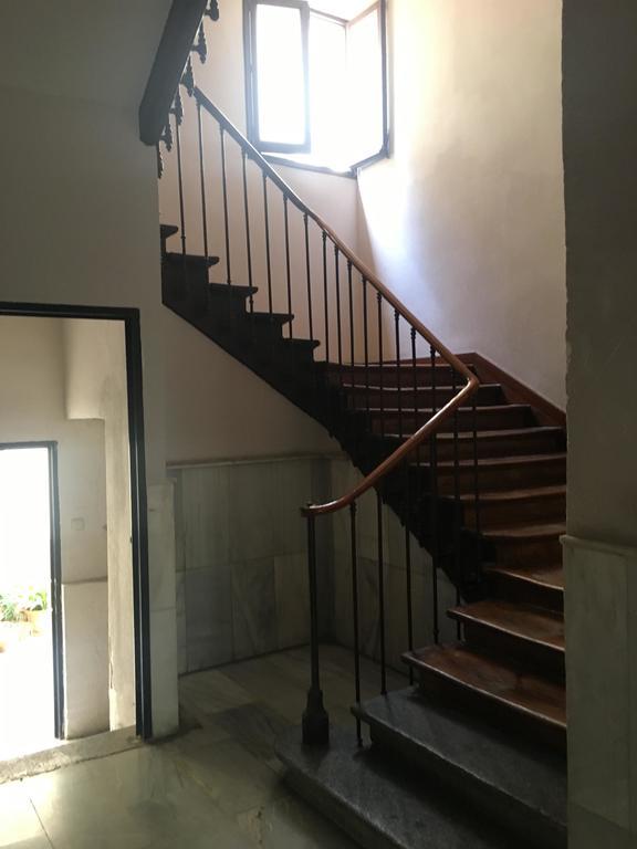 เพนชั่น โลส เปราเลส Hotel มาดริด ภายนอก รูปภาพ The staircase of the house