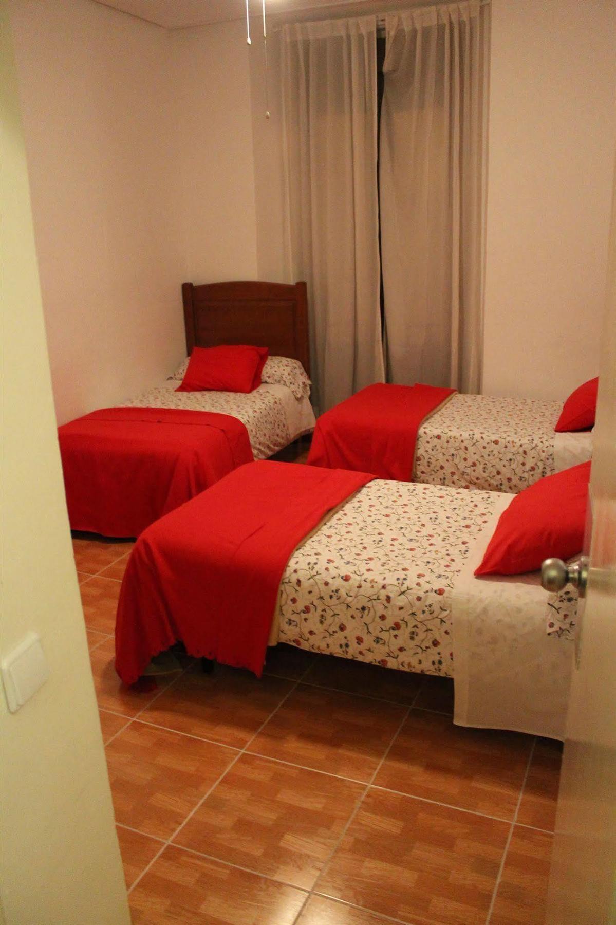 เพนชั่น โลส เปราเลส Hotel มาดริด ภายนอก รูปภาพ A room at the hostel