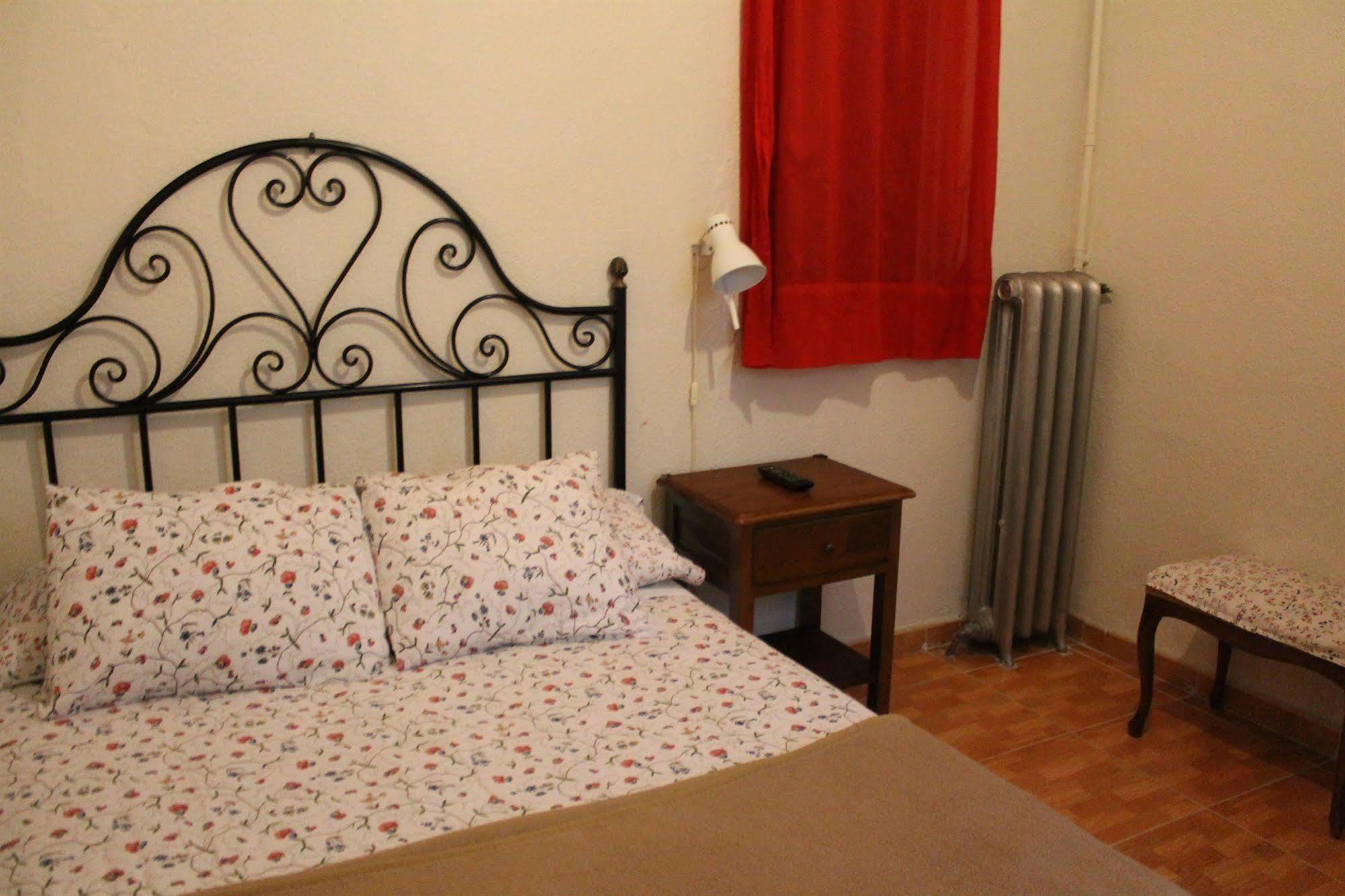 เพนชั่น โลส เปราเลส Hotel มาดริด ภายนอก รูปภาพ A bedroom in a typical Italian house
