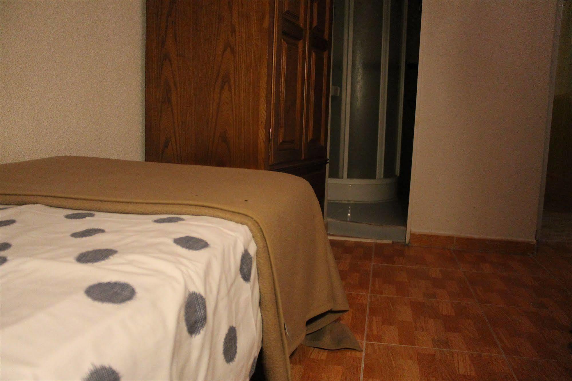 เพนชั่น โลส เปราเลส Hotel มาดริด ภายนอก รูปภาพ A bed with a sábanas