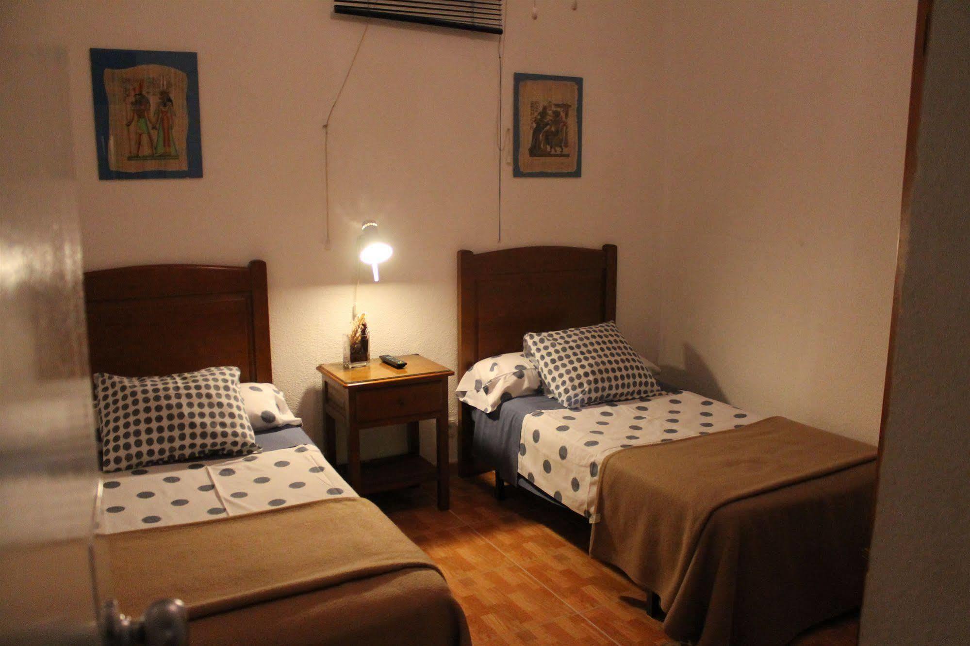 เพนชั่น โลส เปราเลส Hotel มาดริด ภายนอก รูปภาพ A room at the hostel