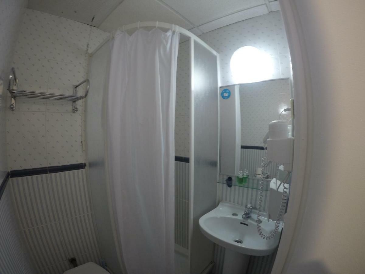 เพนชั่น โลส เปราเลส Hotel มาดริด ภายนอก รูปภาพ